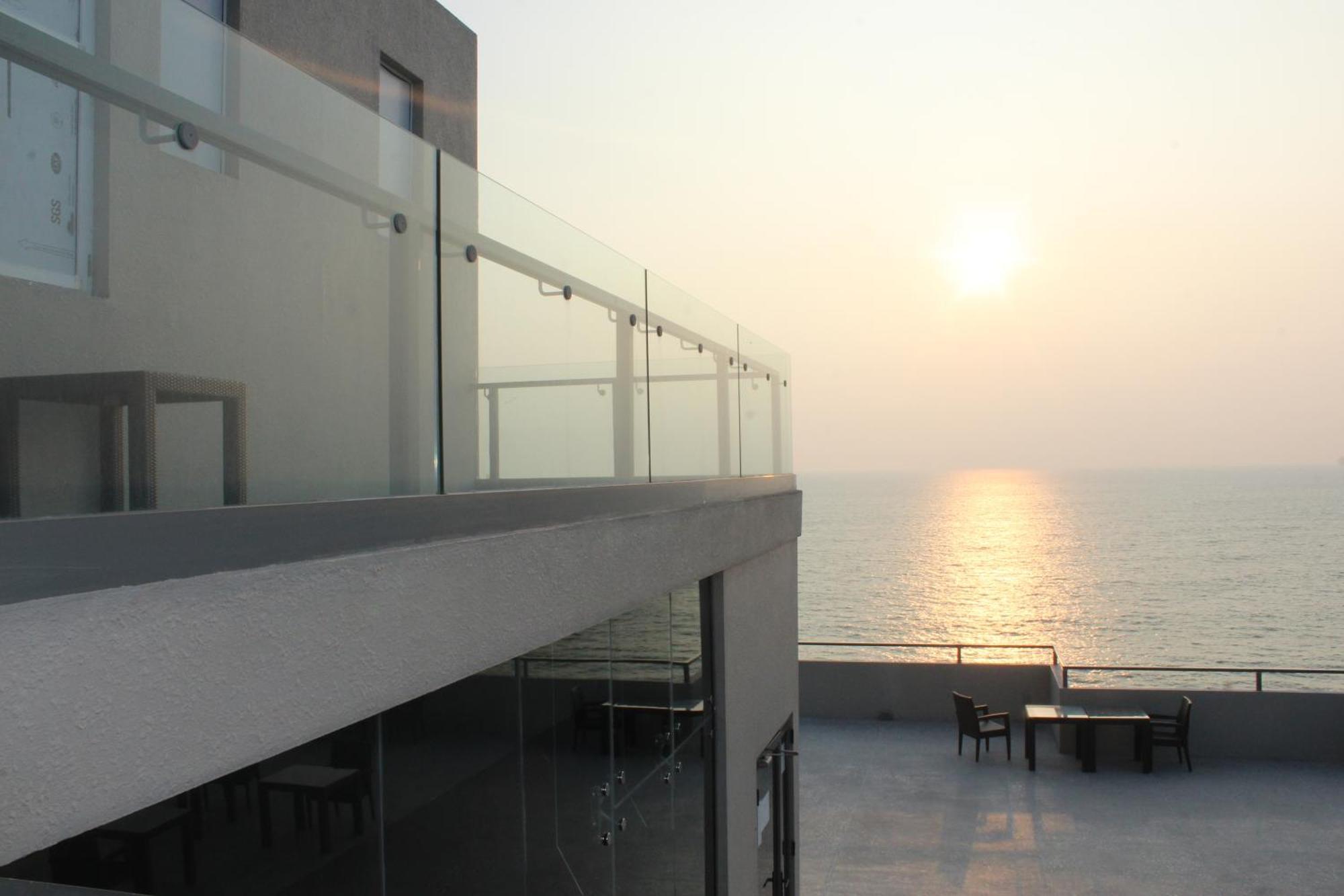 Ocean Breeze Sea View Luxury Apartments Negombo Exterior photo