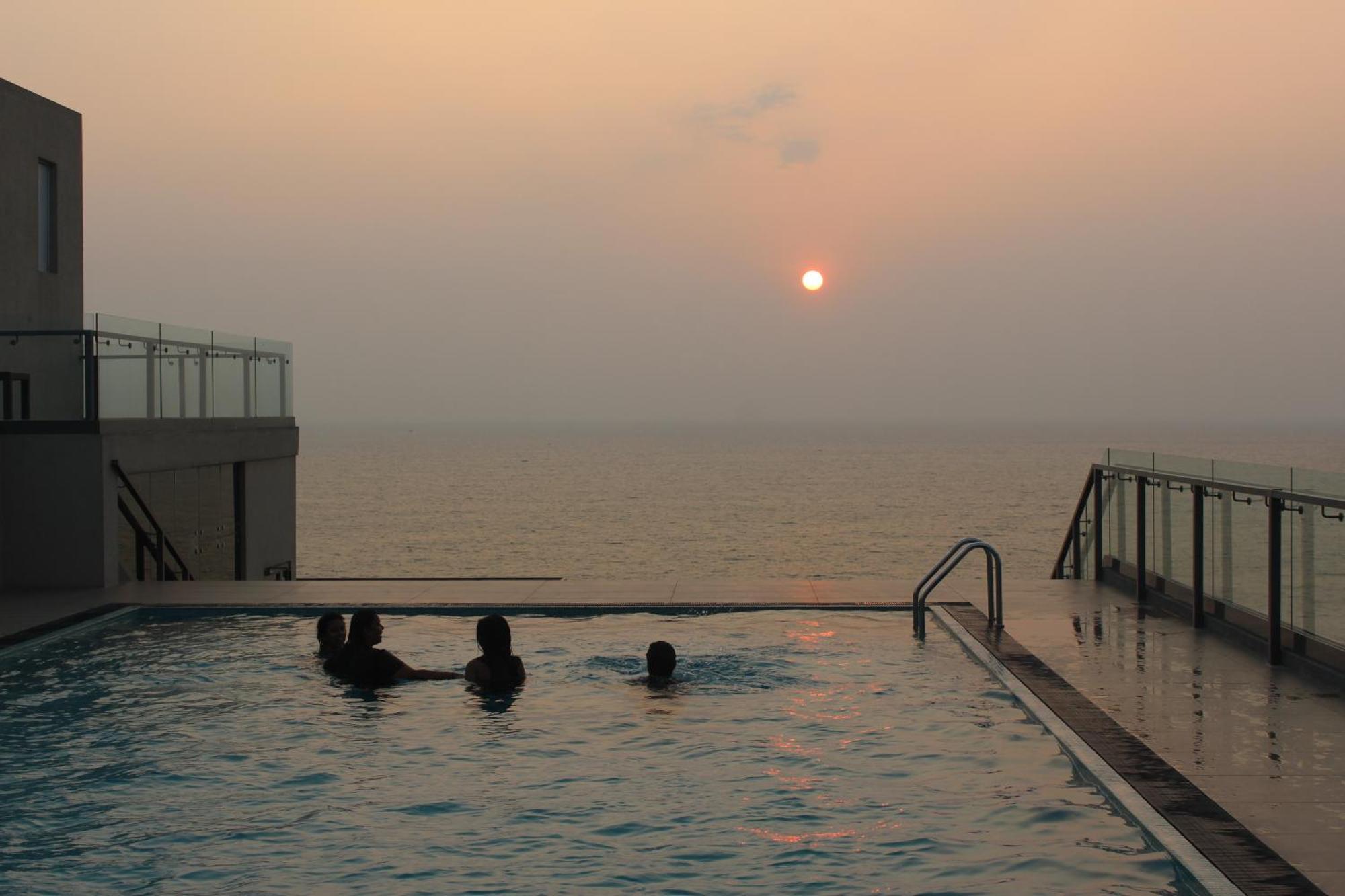 Ocean Breeze Sea View Luxury Apartments Negombo Exterior photo
