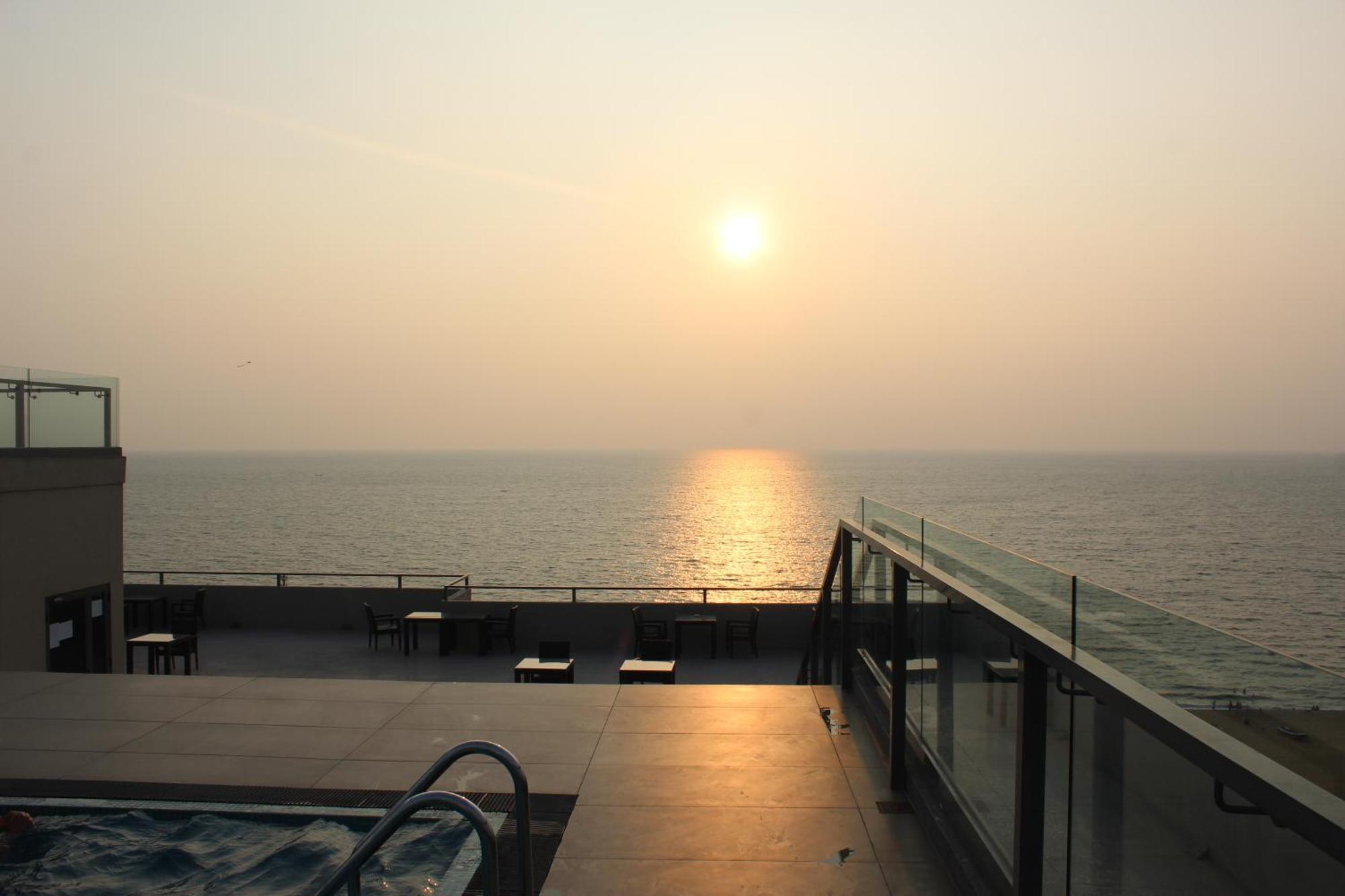 Ocean Breeze Sea View Luxury Apartments Negombo Exterior photo