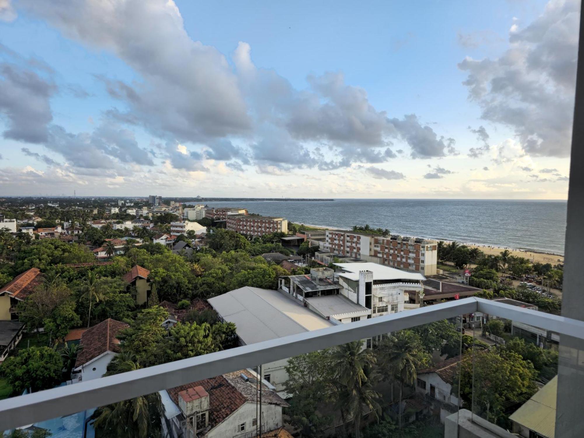 Ocean Breeze Sea View Luxury Apartments Negombo Exterior photo
