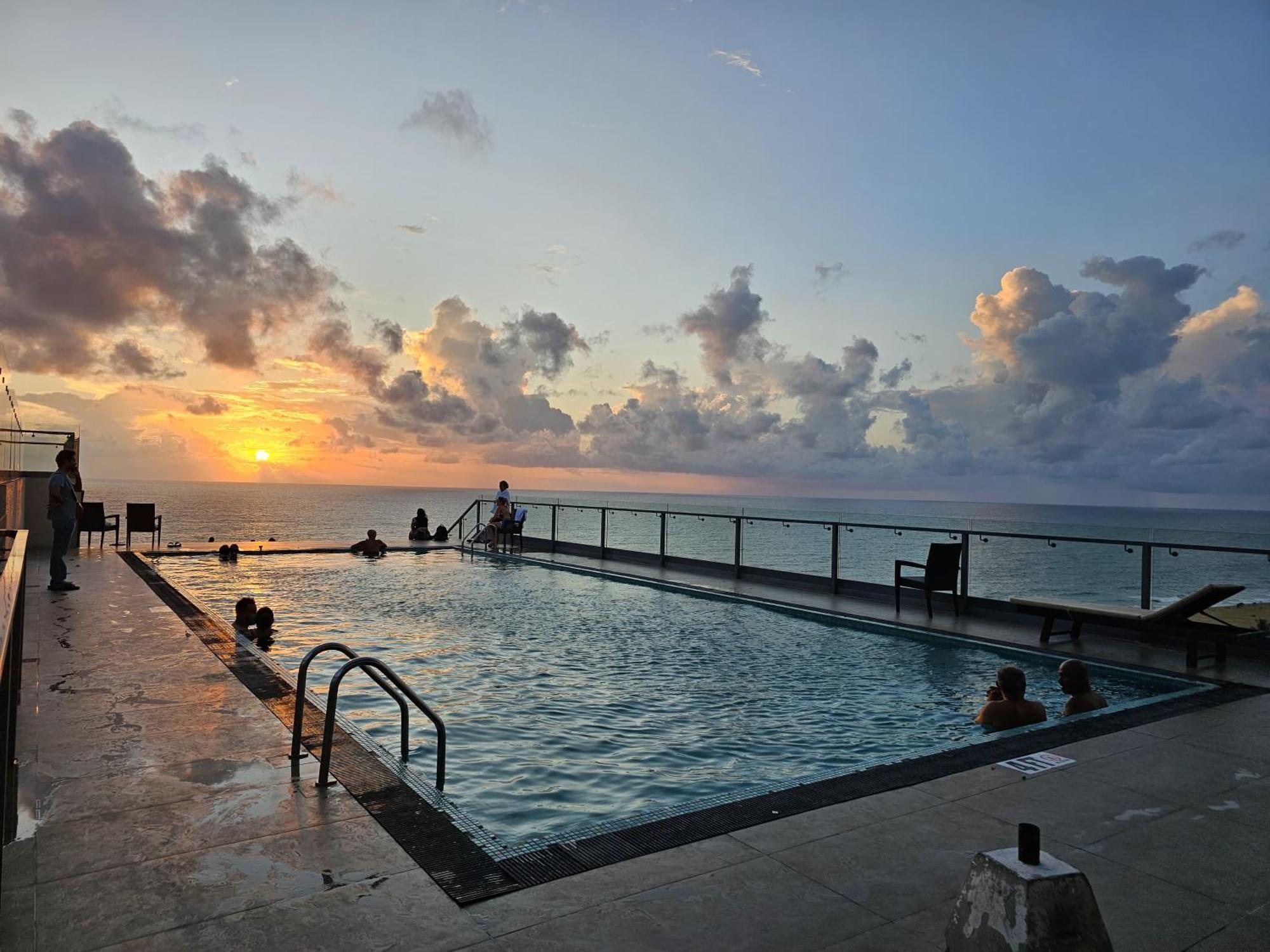 Ocean Breeze Sea View Luxury Apartments Negombo Exterior photo