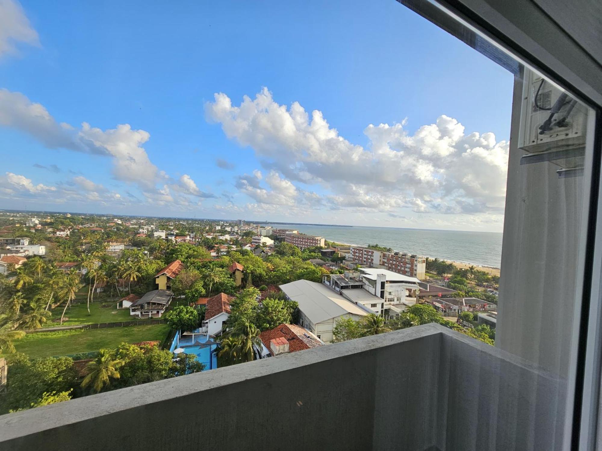 Ocean Breeze Sea View Luxury Apartments Negombo Exterior photo