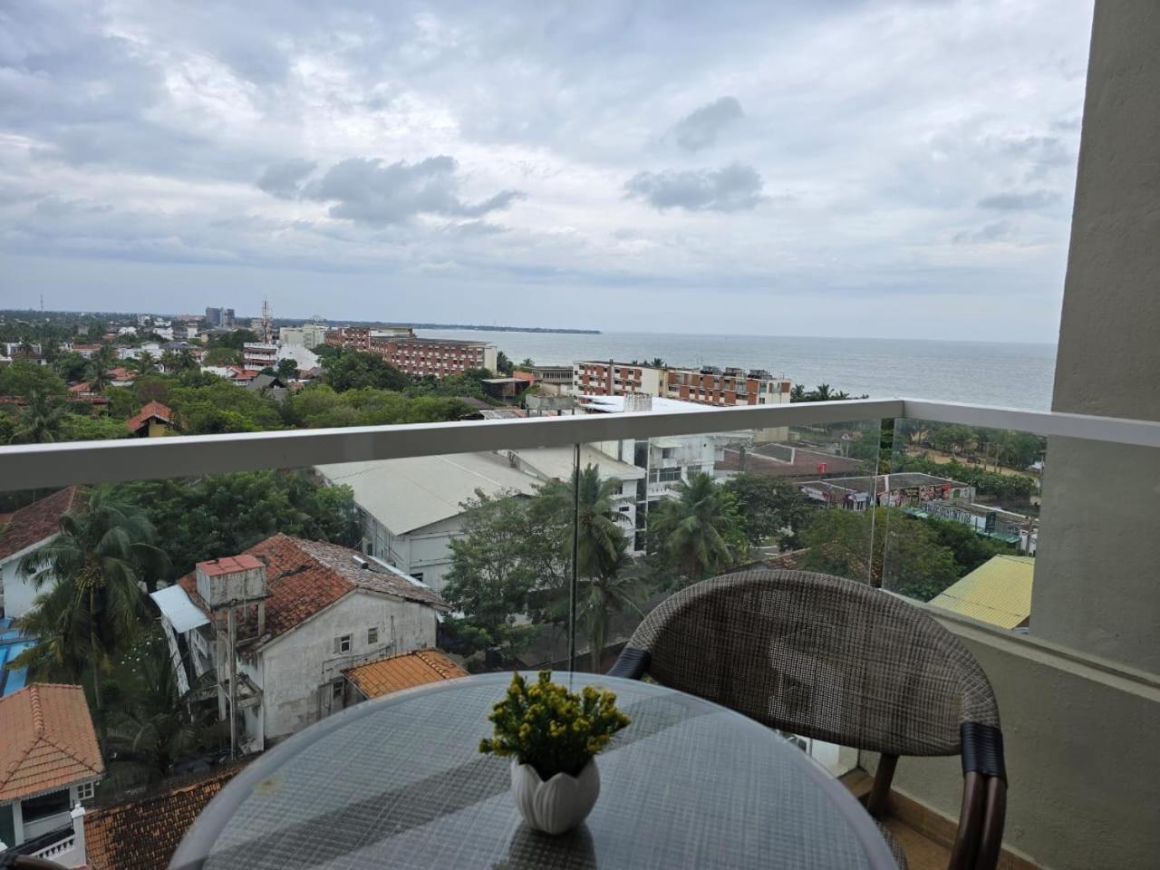 Ocean Breeze Sea View Luxury Apartments Negombo Exterior photo